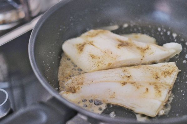 咸蛋黄酸梅鳕鱼三明治