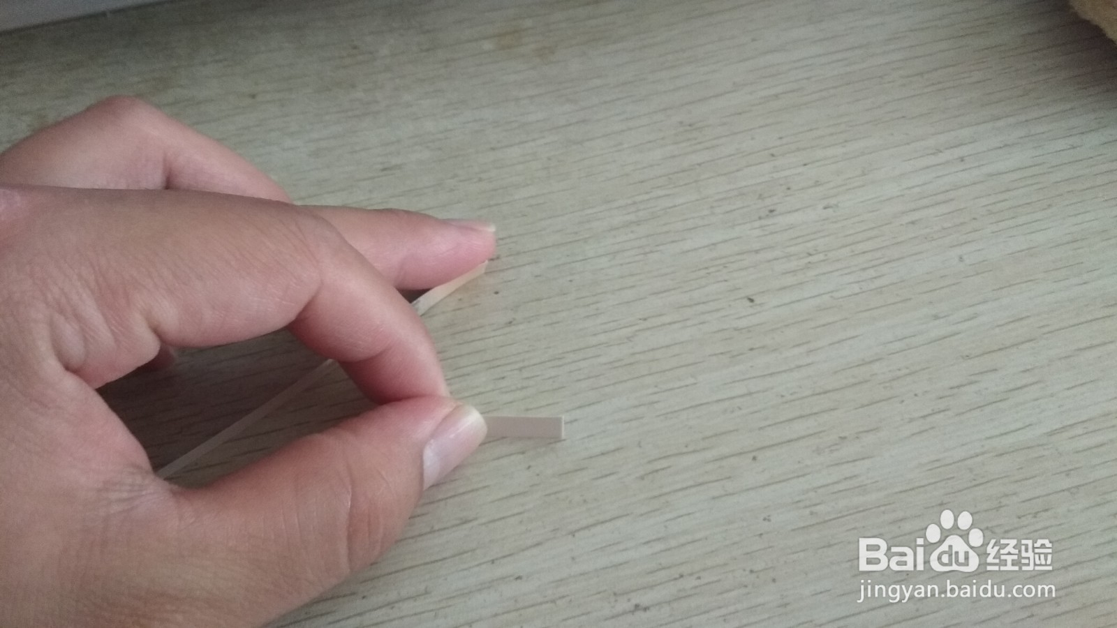 如何用一个细长的硬卡纸做简易的钢笔的支架
