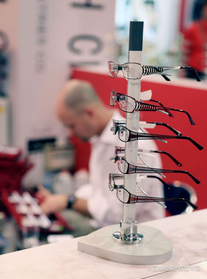 眼镜歪了自己怎么调