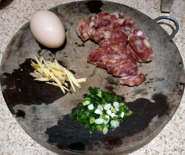 广式腊肠煲仔饭