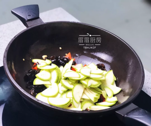 胡萝卜木耳炒西葫芦