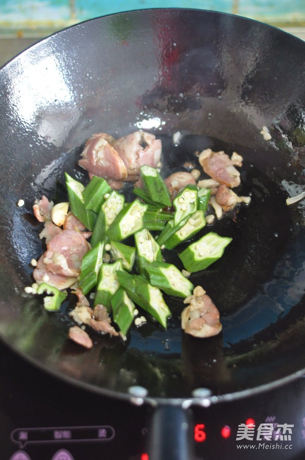 秋葵炒腊肠的做法