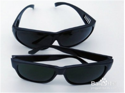 烧电焊眼睛疼怎么办