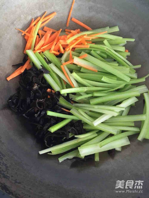 芹菜炒鸡肉的做法