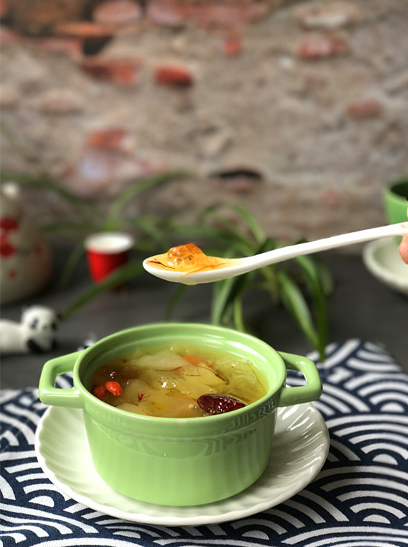 桃胶藏红花雪梨银耳汤