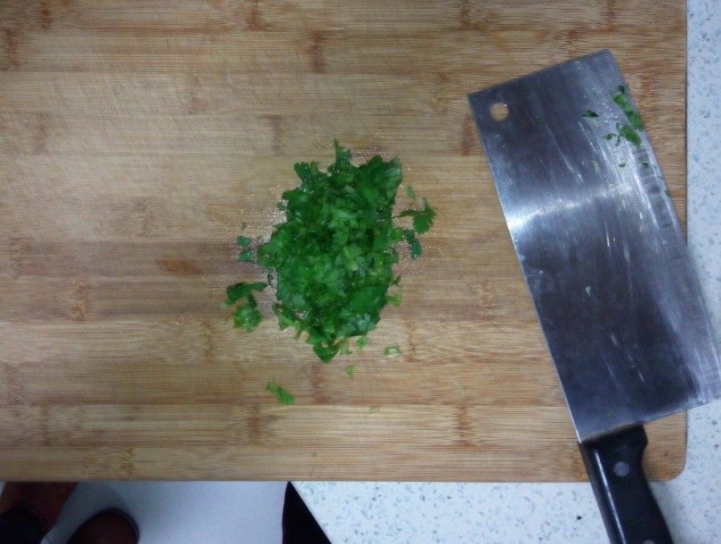 香菜凉拌红萝卜最简单的做法，快来学学吧！