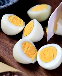 鱼糕沙拉鸡蛋杯的做法