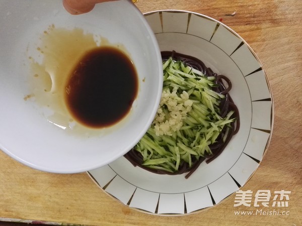 凉拌厥根粉的做法