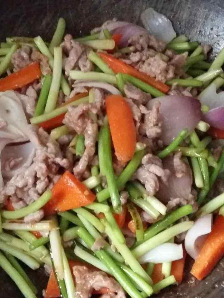 胡萝卜蒜苔炒肉丝怎么做我教你呀