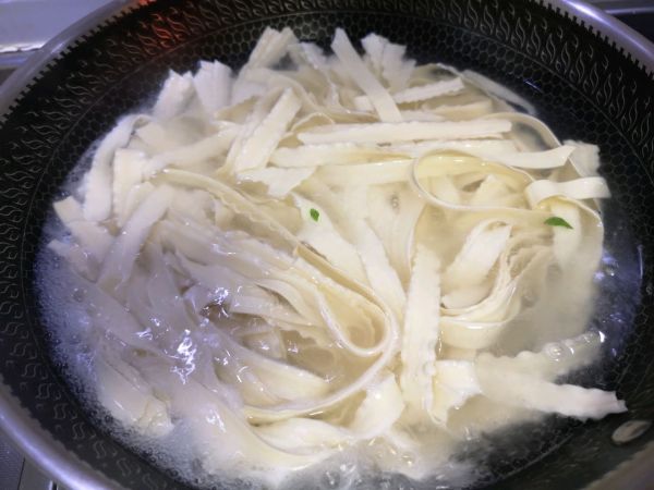 草头火腿炒刀削面