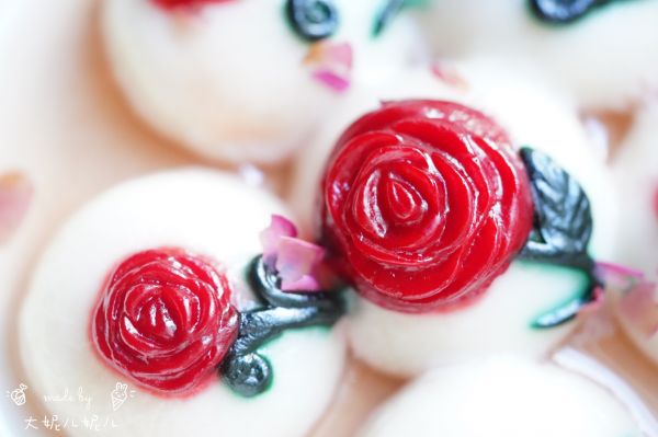 奶黄流心玫瑰汤圆