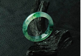 好的翡翠手镯要满足哪些条件