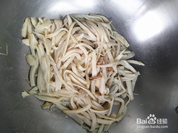 圆白菜炒杏鲍菇的做法