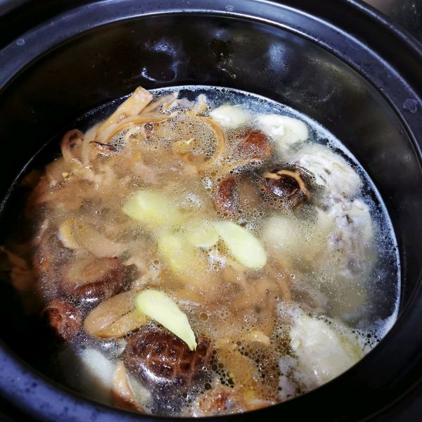 香菇墨鱼土鸡汤