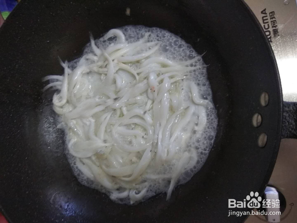 银鱼炒鸡蛋的做法