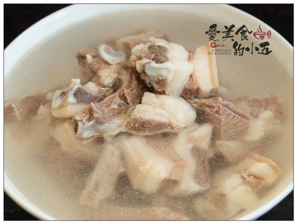 炖一锅羊肉与白萝卜清汤