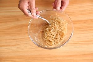 蒜蓉粉丝蒸大虾—经典美味搭配的做法