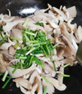 如何制作蘑菇炒韭菜