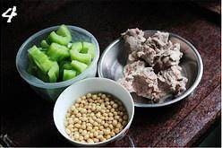 养生食补猪骨黄豆苦瓜汤的做法