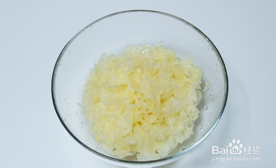 女孩子必备的养颜甜品【银耳雪梨枸杞羹】