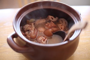 猪脚莲藕花生汤的做法