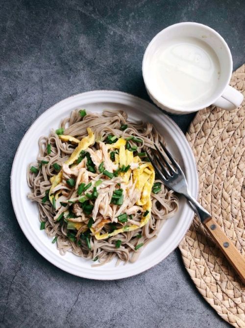 减脂鸡丝荞麦面