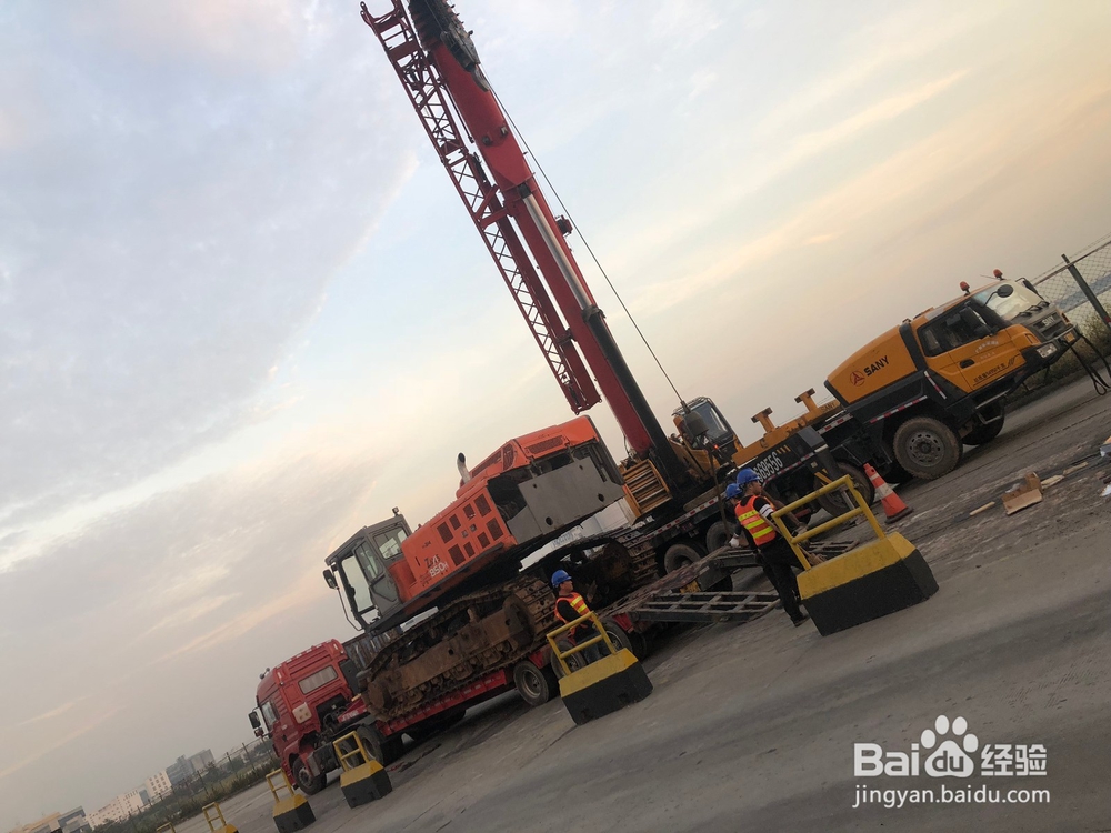 上海洋山港进口国外二手挖掘机该怎么操作?