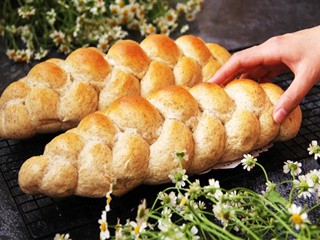 酸奶黑麦辫子面包怎么做?