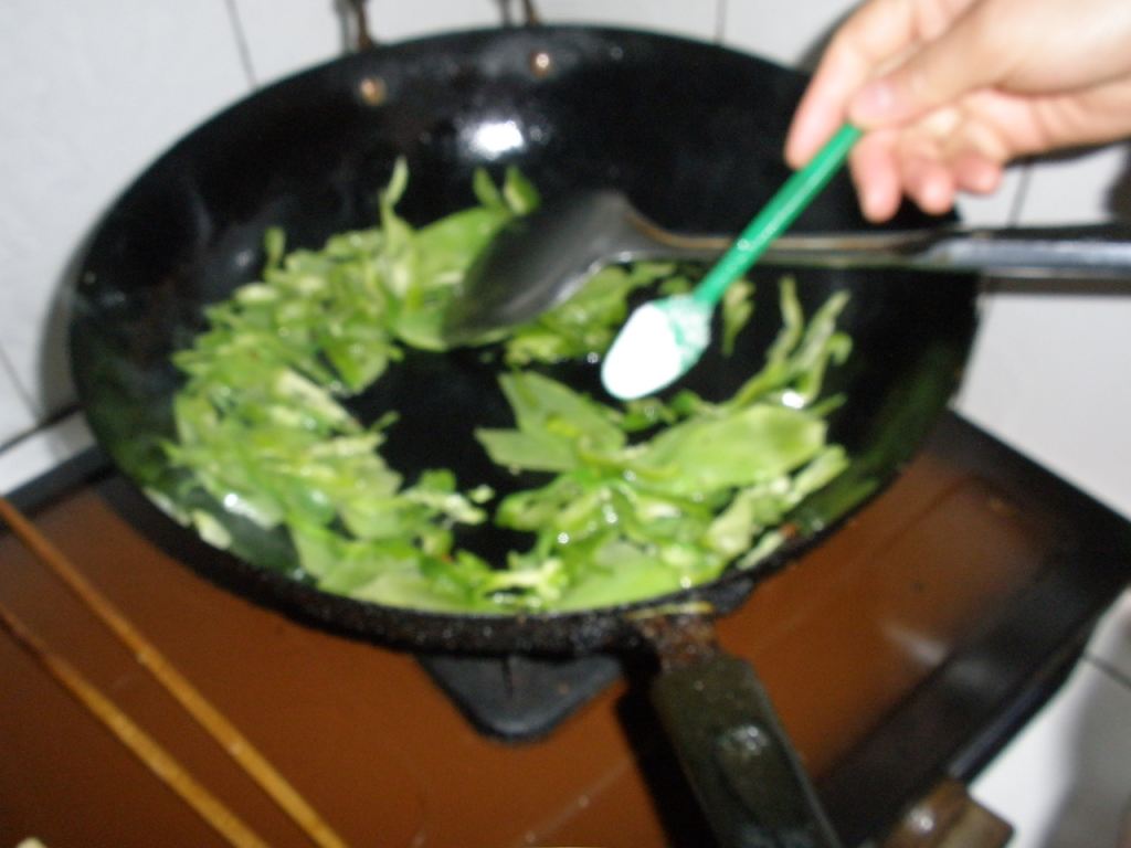 教你快速学会制作爆炒莴笋青辣椒，美味不停歇!
