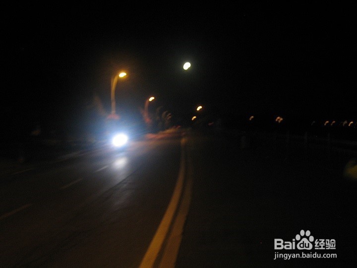 怎样拍夜晚车辆行驶中的夜景画面