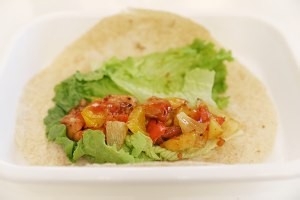 如何做烤鲜蔬甜辣酱鸡肉卷