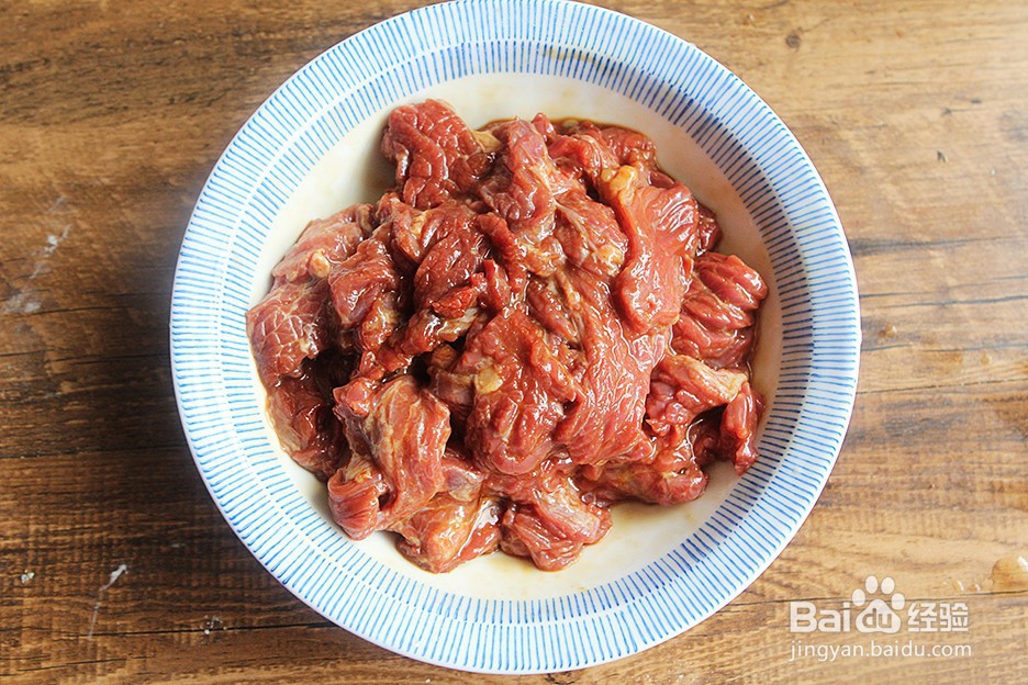 窝蛋牛肉煲仔饭的做法