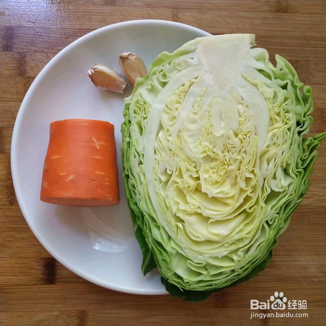 胡萝卜炒包菜的做法
