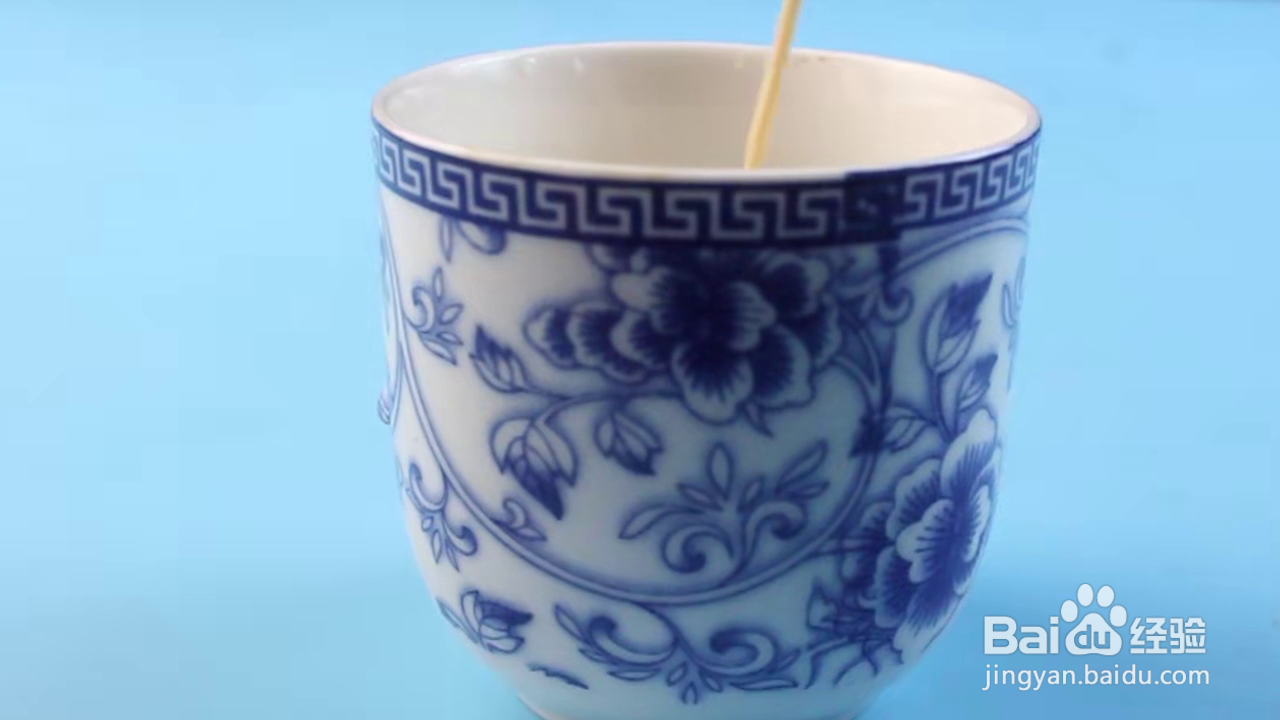 如何清除手机充电口的灰尘杂质？