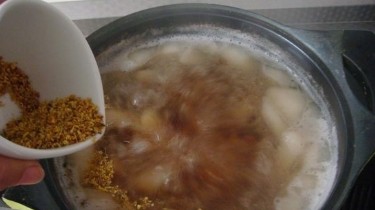 桃胶雪梨桂花羹的做法