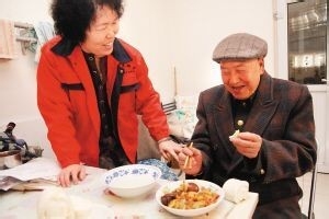 中老年人吃饭时远离四件事