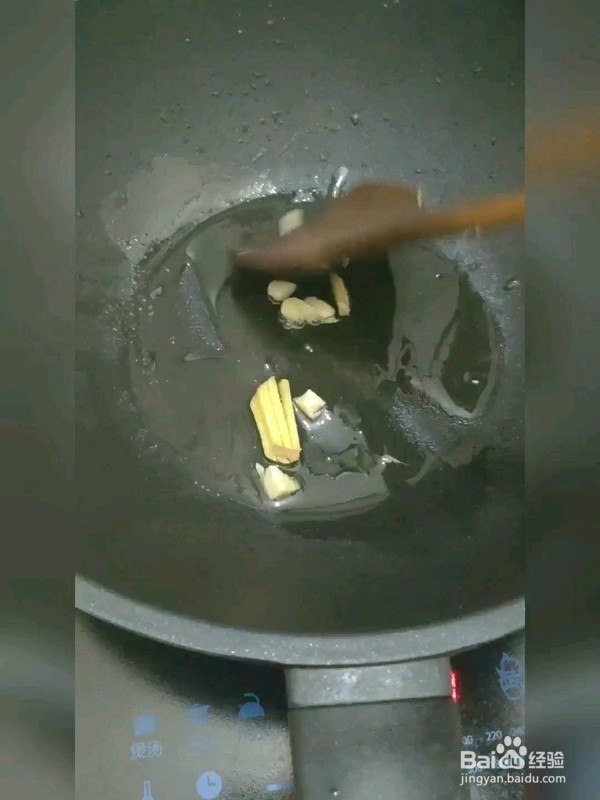 腐竹木耳炒菜心的做法