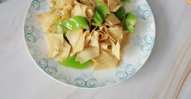 尖椒炒豆腐皮的做法