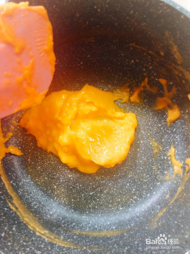 制作美味的草莓巧克力冰淇淋