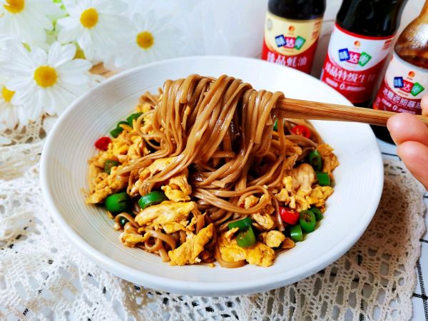 鸡蛋酱拌荞麦面