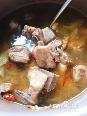 家常菜（酸菜炖排骨）的做法