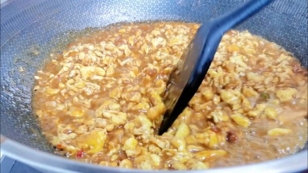 鸡蛋酱拌玉米面条