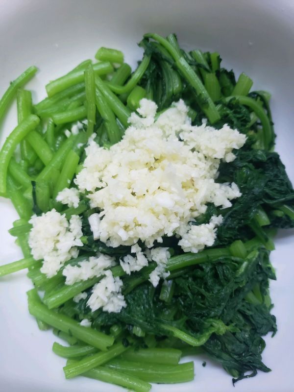 清香爽脆凉拌茼蒿