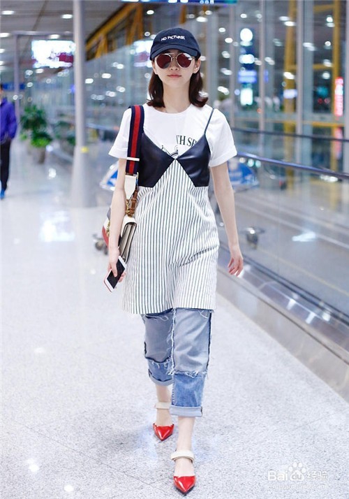 白T恤+蓝牛仔，宋茜唐嫣的简约美到爆！