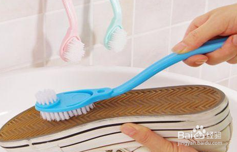 怎样清洗白色鞋子才不会变黄