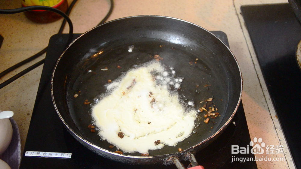 煎炸过的剩油发黑别倒掉，教你立马清亮无残渣