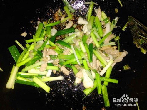 蒜苗炒肉的家常做法。