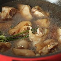 黄豆焖猪蹄的制作