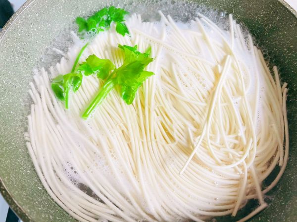 夏至来碗鸡汤小葱面