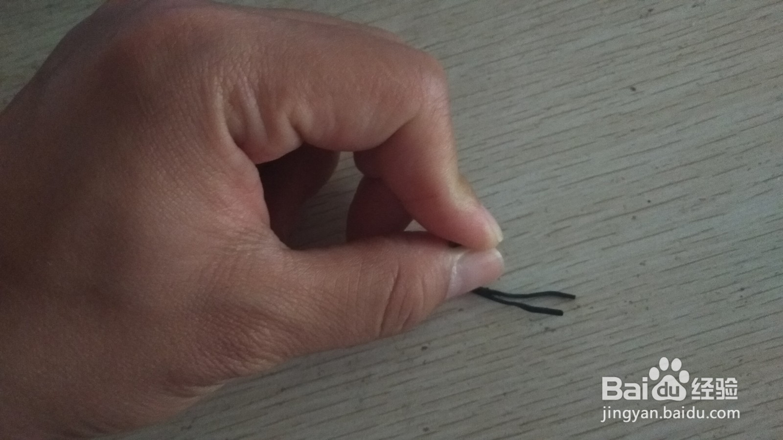 如何对折使得数据线绑绳成为简易的中性笔的支架